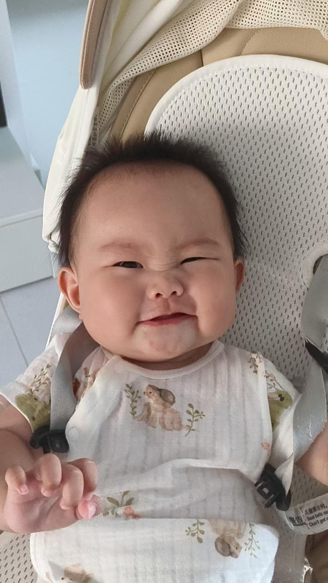 来一组呦呦的搞怪表情，堪称表情包！