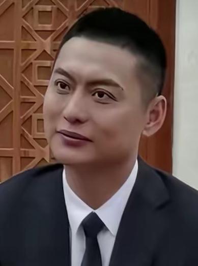 他是1985年出生于北京的中国内地男演员，被誉为“青年毛泽东第一特型演员”。从2