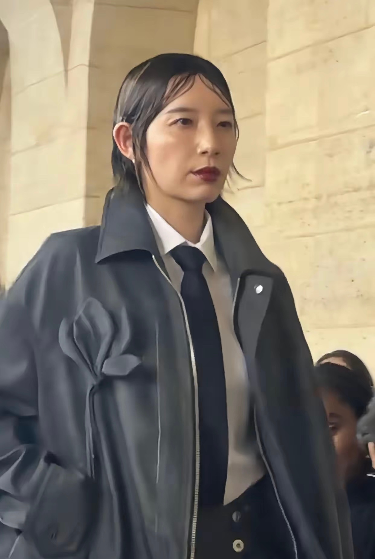 这可是巴黎时尚周，难道李斯丹妮做完造型后她自己不照镜子吗？ 