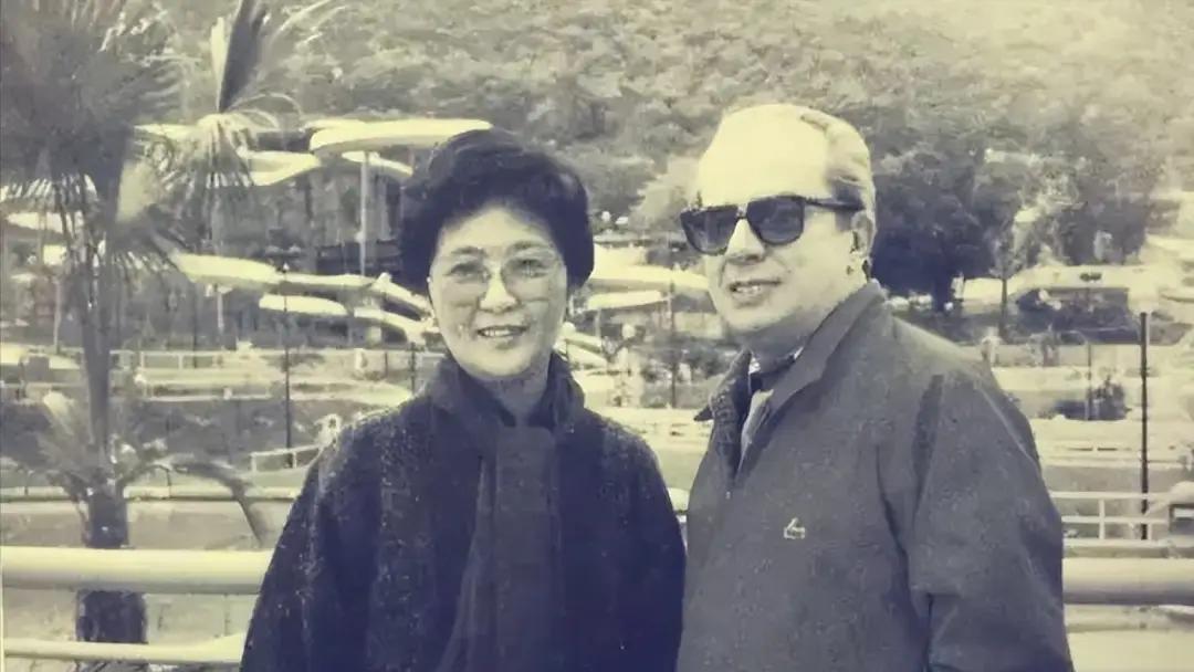 1952年，“面粉大王”荣宗敬的小女儿荣卓如和丈夫的家“哈同花园”被收回，一夜之