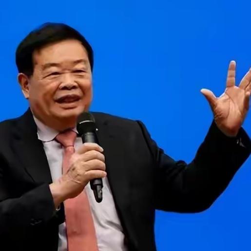 曹德旺做慈善，那可不是嘴上说说。早年就给家乡捐课桌，之后更是大手笔不断，给厦大、