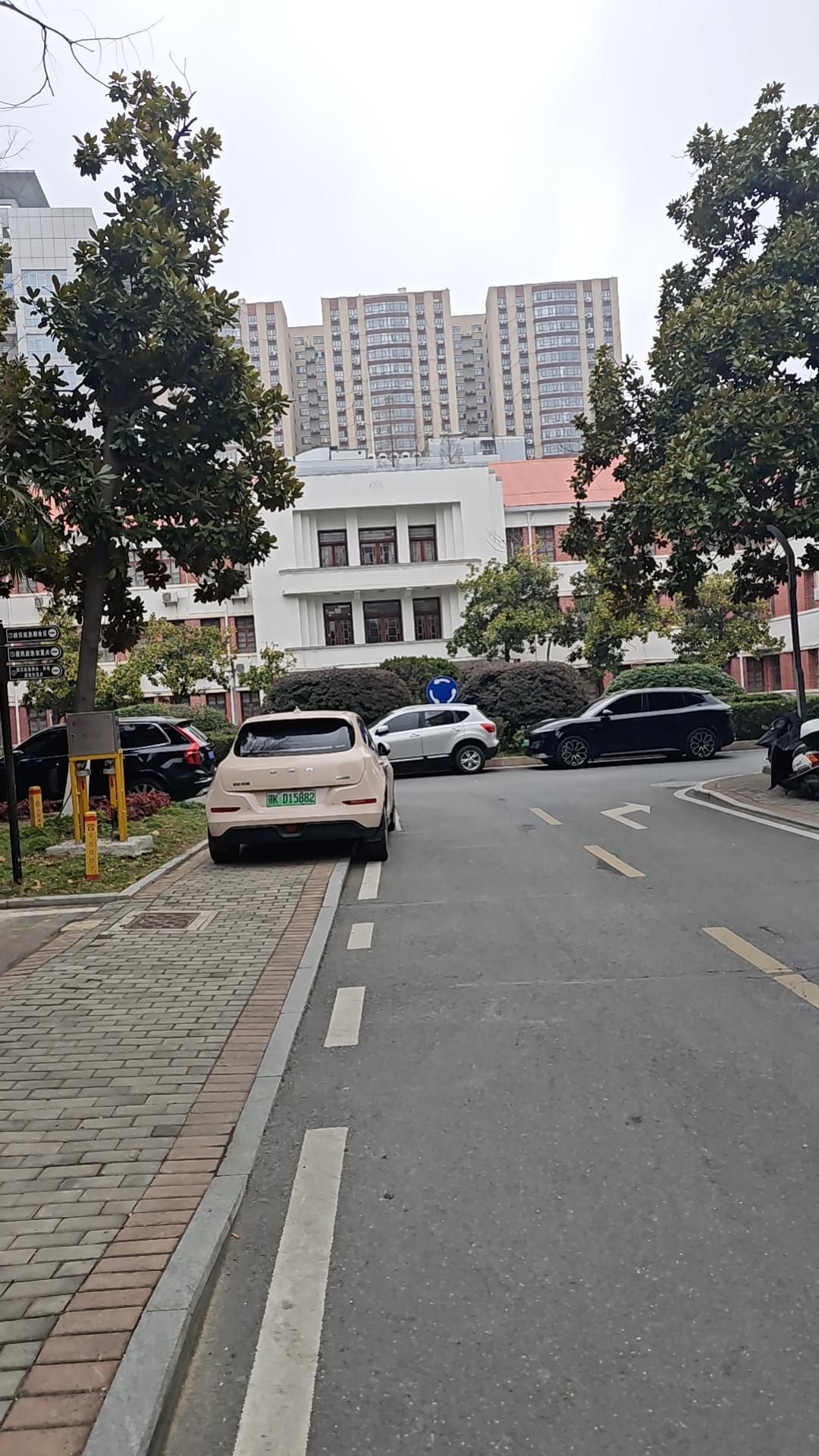 晒图笔记大赛孝感市老大院的一号红楼，最早的地委、市委楼，如今是市发改委和粮食局的