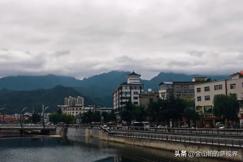 今天晚上看到一个洛阳栾川西沟村民宿的视频，视频看应该算一个高端的民宿，价格380