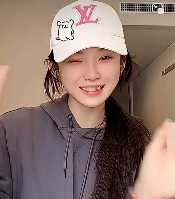 赛场上的吴艳妮很强势，个性张扬，但是生活中的吴艳妮却很天真，和赛场上形成鲜明的对