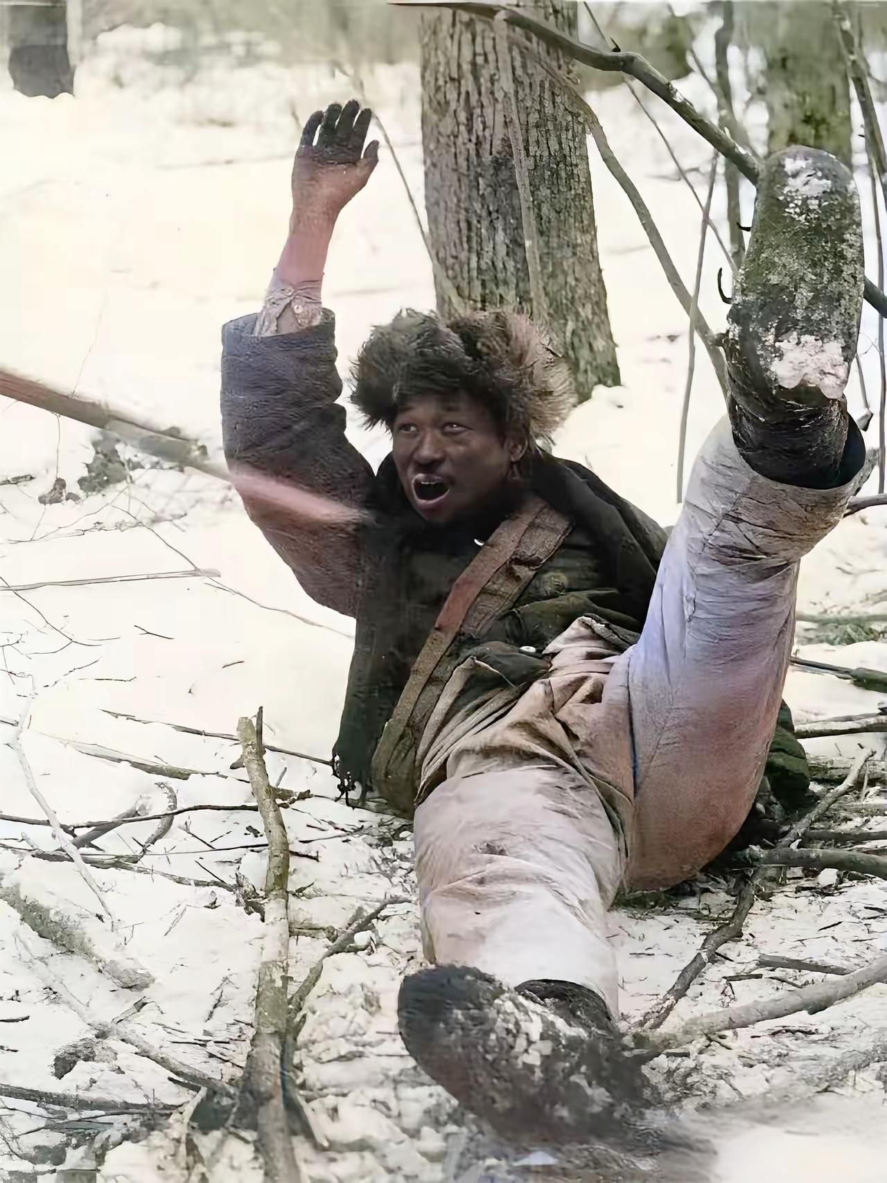 这一瞬间，是侵略者的炫耀，却是民族的荣光。东北英雄身陷绝境仍不屈服，刺刀能刺穿肉