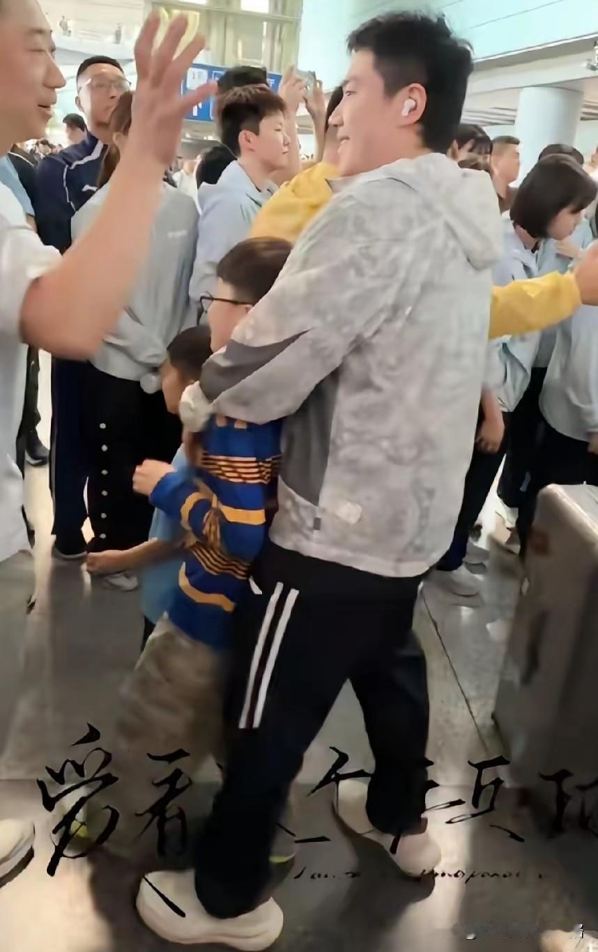 梁靖崑儿子来接机，搂着两个孩子很开心。
冠军排面就是不一样，之前很少看到凉皮和汉