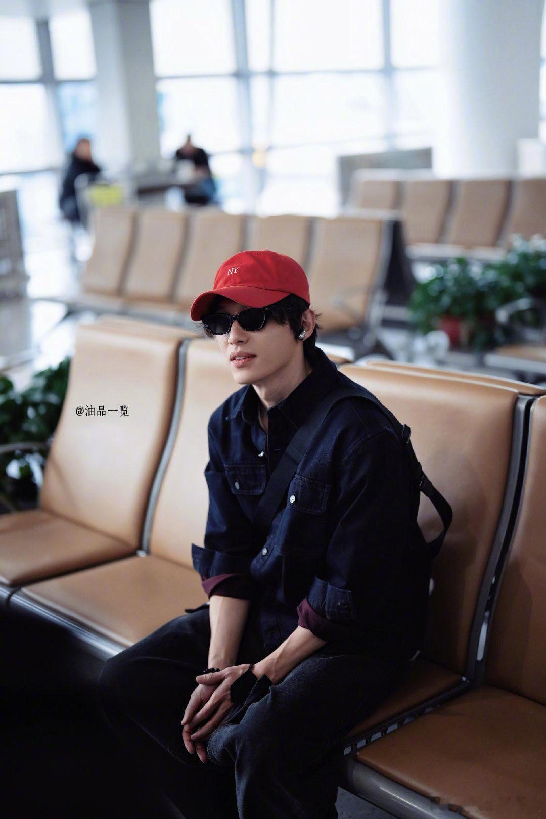 代旭私下这么潮 前脚还穿着古装在片场，后脚换上私服就是一整个slay，没人告诉我