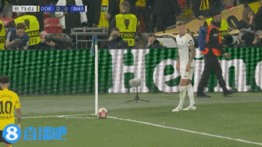 欧冠决赛第86分钟，角球助攻卡瓦哈尔头球建功的克罗斯被莫德里奇替换下场，两人拥抱