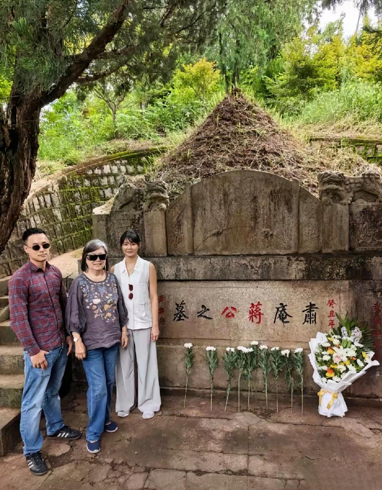 2026 年 9 月，浙江奉化溪口，蒋家后人再次踏上故土。蒋方智怡带着儿子蒋友青