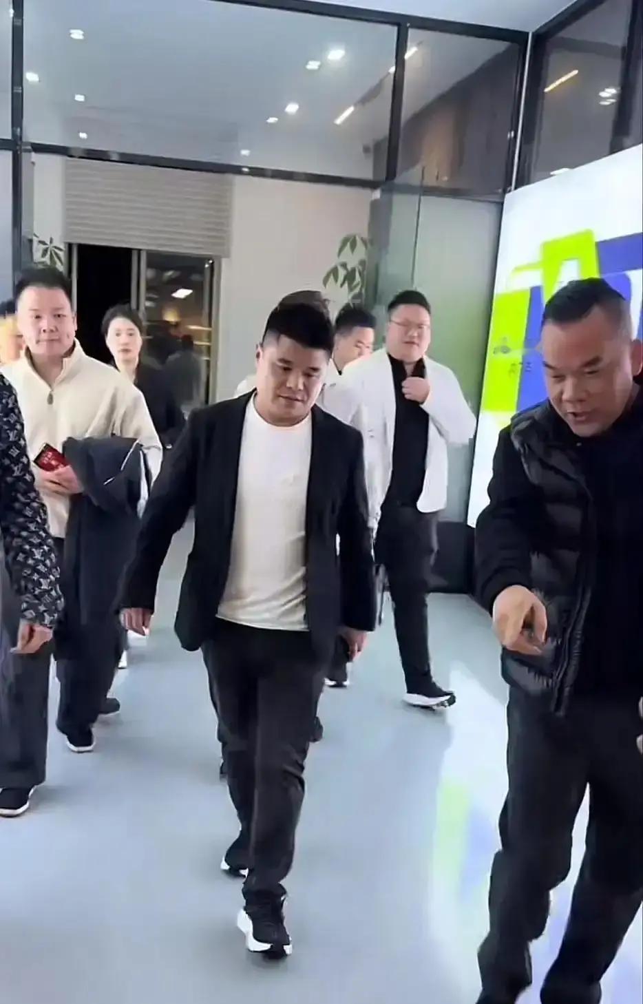 握手60秒，掉粉17万！
 
阿牛哥和瑞瑞在直播间里握了整整一分钟，晋老五脸色当