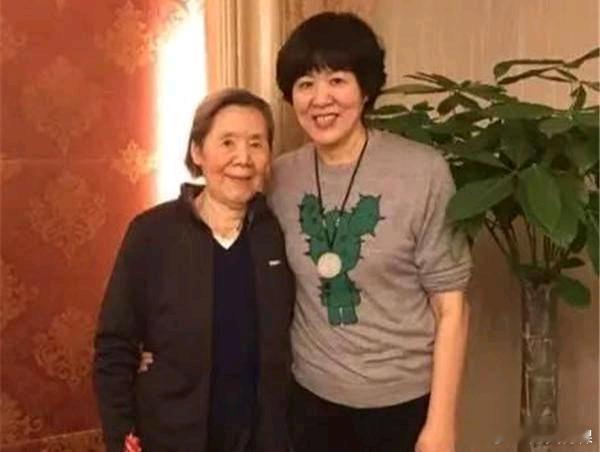 郎平置换了髋关节和颈椎 以前刚接手瓜队的采访里，当时郎导的妈妈就提到过，她除了脖