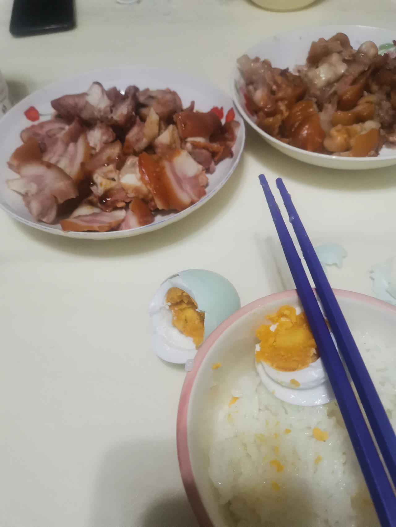 二月二，龙抬头，猪头肉搭配猪蹄，咸鸭蛋配着米饭，只可惜没有酒！

今日二月二，晚