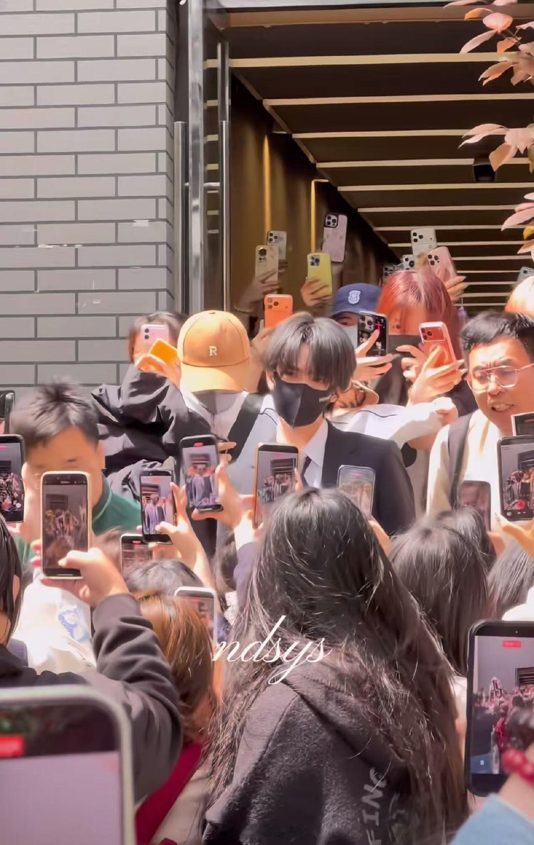 贺峻霖答辩发布会贺峻霖答辩答出了发布会的感觉。贺峻霖答辩答出了发布会的感觉贺峻霖