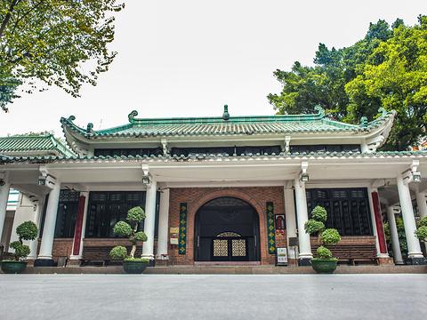 中国伊斯兰教四大古寺

泉州清净寺、扬州仙鹤寺、广州怀圣寺、杭州凤凰寺
合称中国
