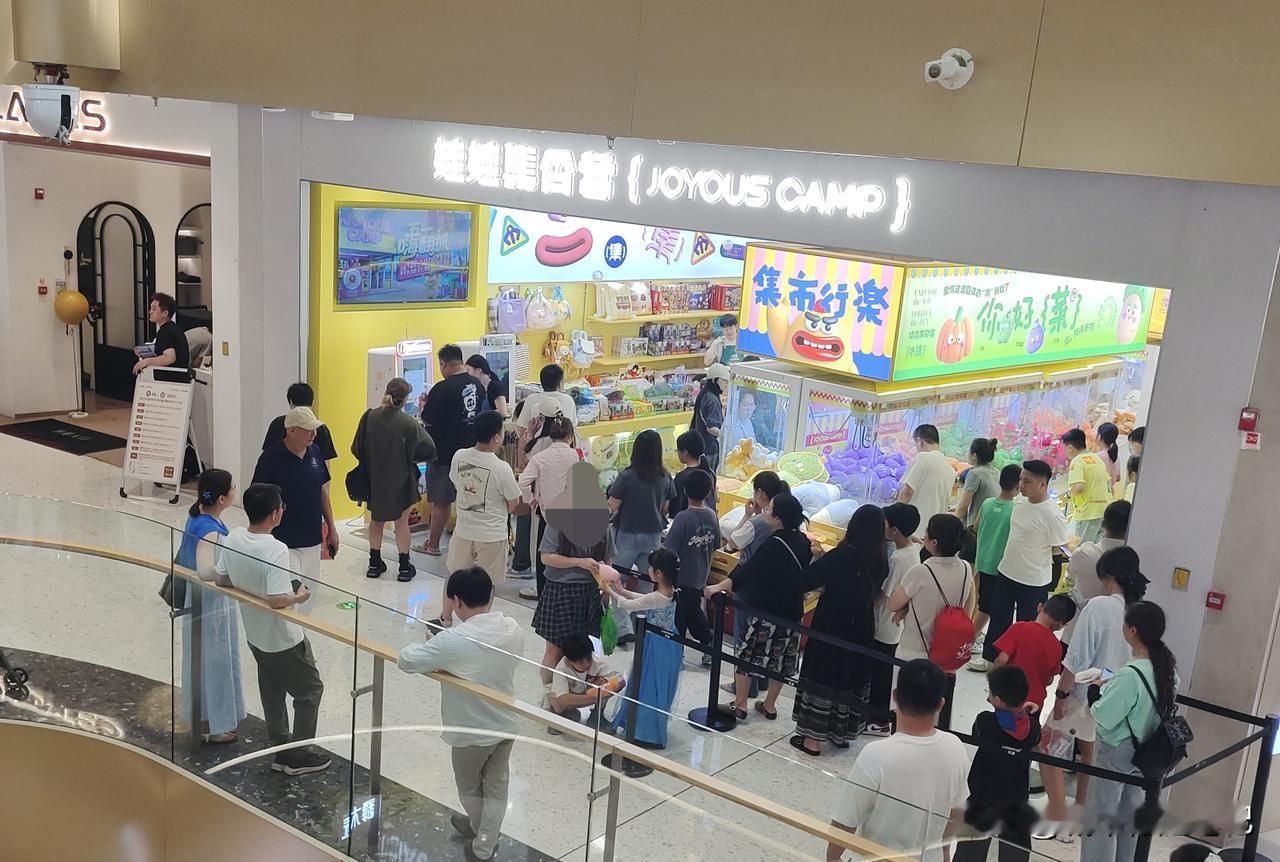 六一儿童节如约而至，虽说并非法定假期，但街头、商场、各大景区里，到处都是带着孩子