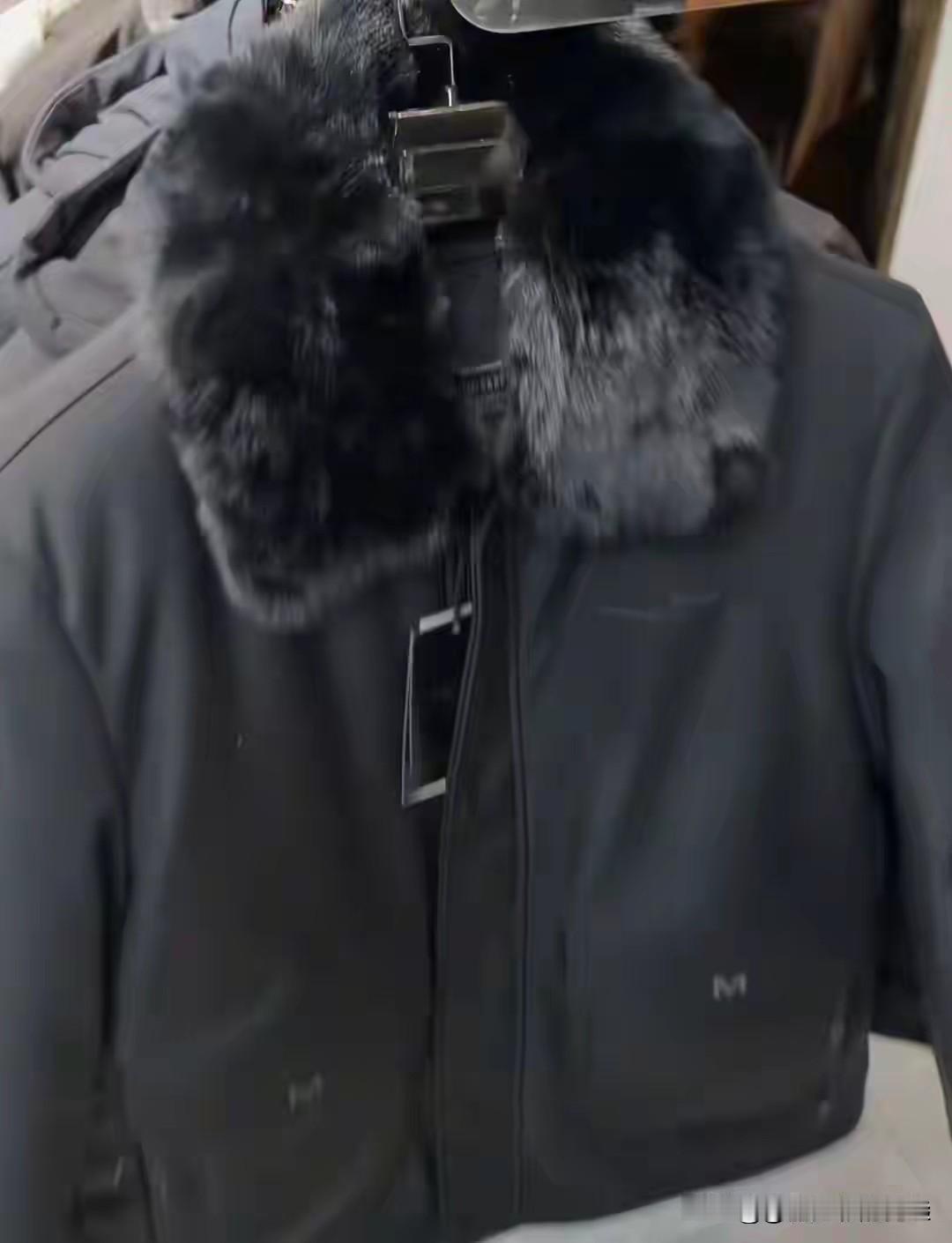 春节将至，家家户户都在忙着置办新衣，迎接新年的到来。然而，一段由00后女儿为父母