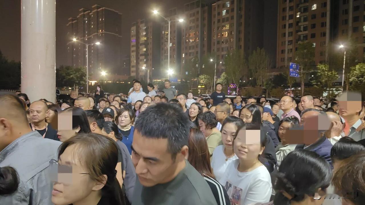 榆次，小一刚开学，师大附暂支持每天接送，头一天晚上，校门外乌泱泱一片，区教育局人