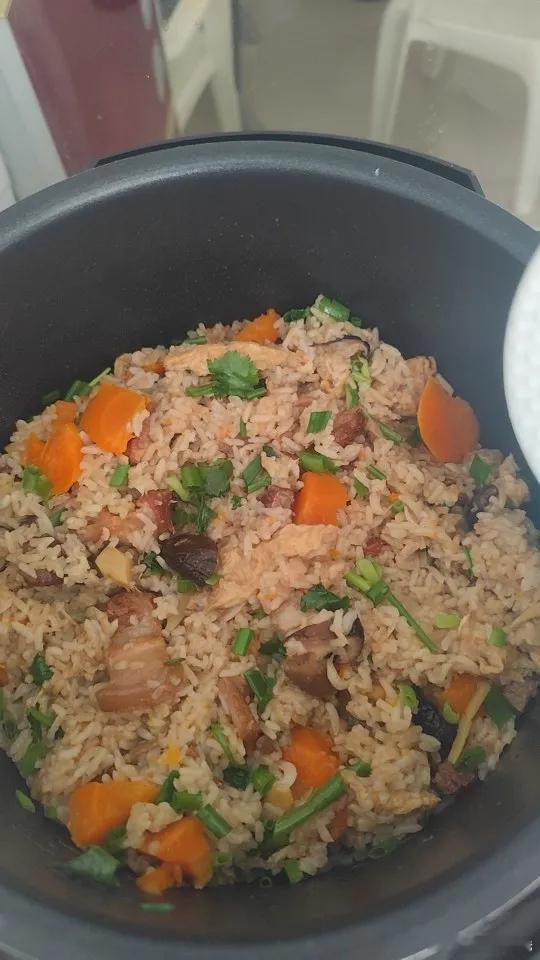 咸饭，懒人一锅煮，配上心爱的扁食汤。 