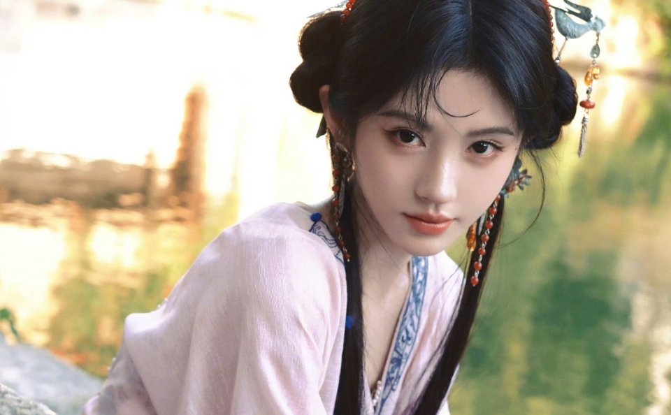 鞠婧祎轻纱烁梦鞠婧祎的“轻纱烁梦”造型把“造梦感”揉进了每一处细节，一袭轻纱裙层