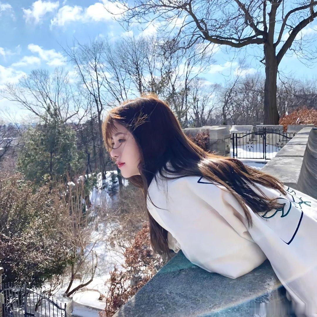 鞠婧祎完全不给代拍好脸色 鲜明反差感拉满！经过代拍路段全程保持距离，等车辆开远，