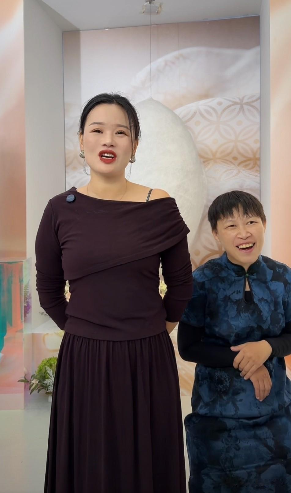 这是怎么回事，品牌方为了直播给定制的旗袍，周敏今天却没穿，难得是不想跟梦秋穿同款