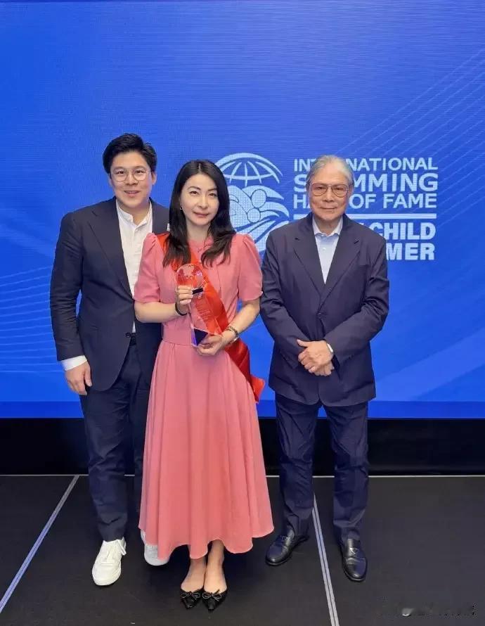 恭喜郭晶晶入选国际游泳名人堂成员！公公霍震霆和丈夫霍启刚专程前往新加坡祝贺郭晶晶