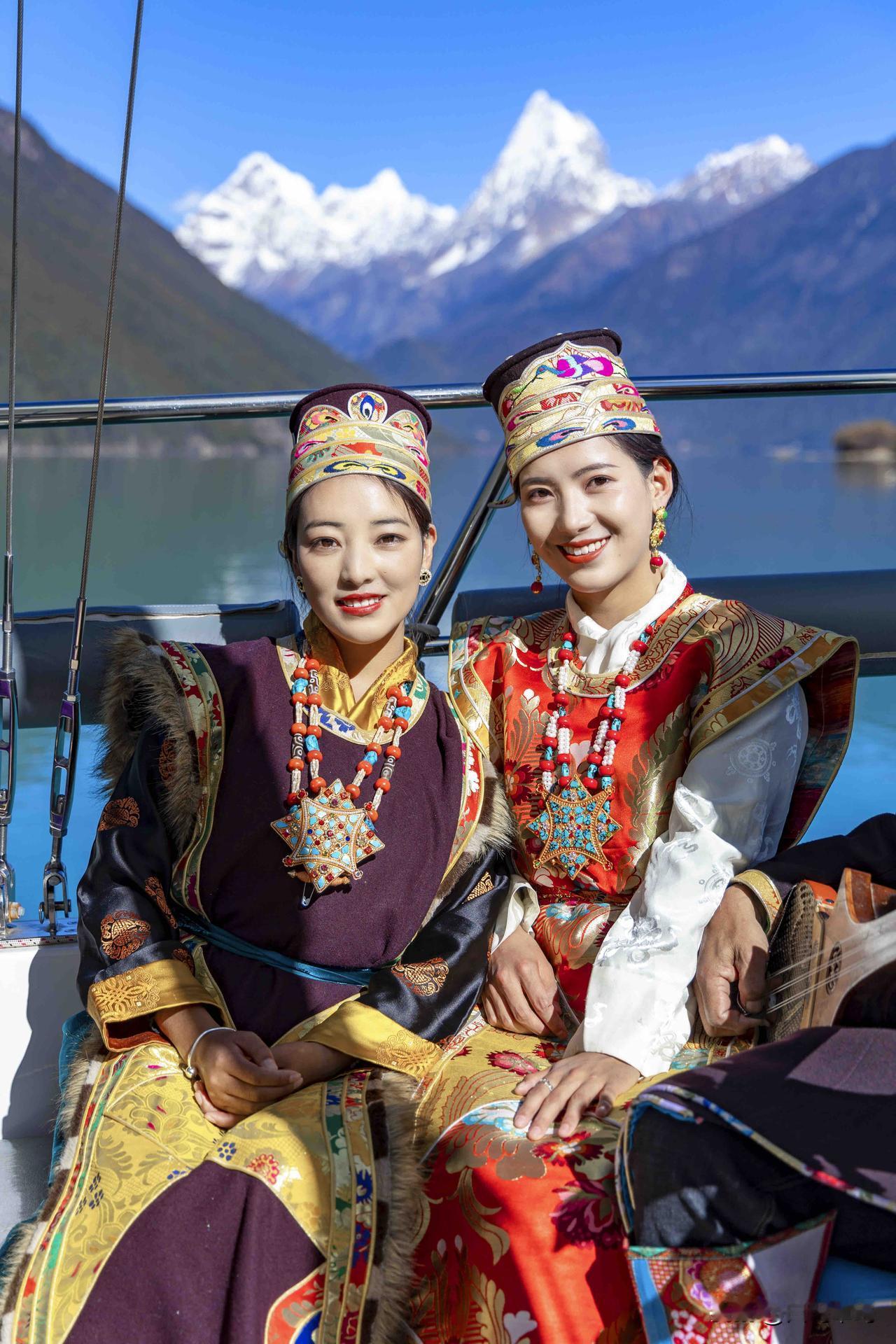 各位朋友，你们好。今天想给大家介绍一位美丽的藏族姑娘，名字叫卓玛。卓玛来自西藏第