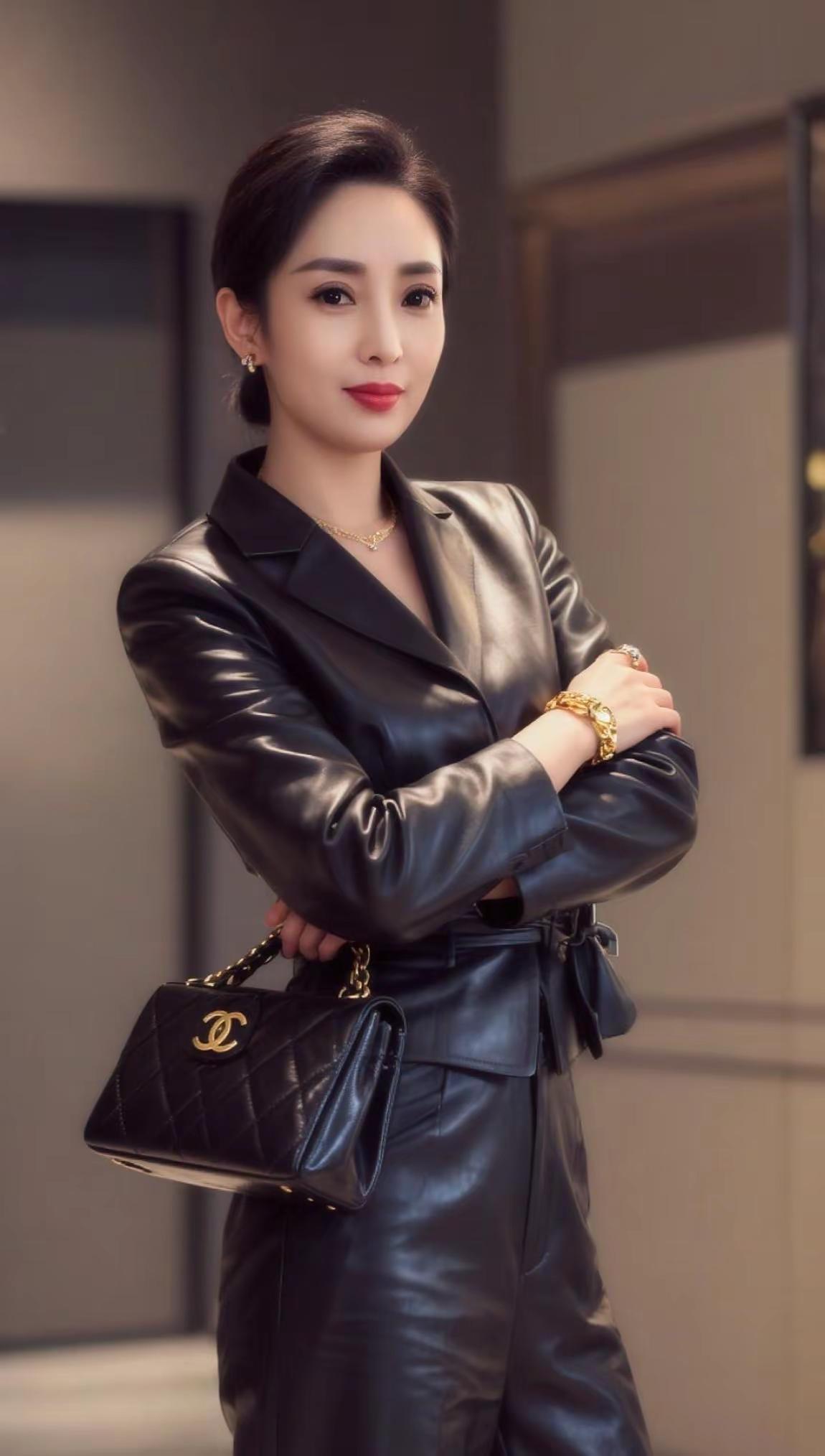 回不去的终归回不去，感慨时间易逝，岁月无声，回忆再美好，总归是回忆，且行且珍惜