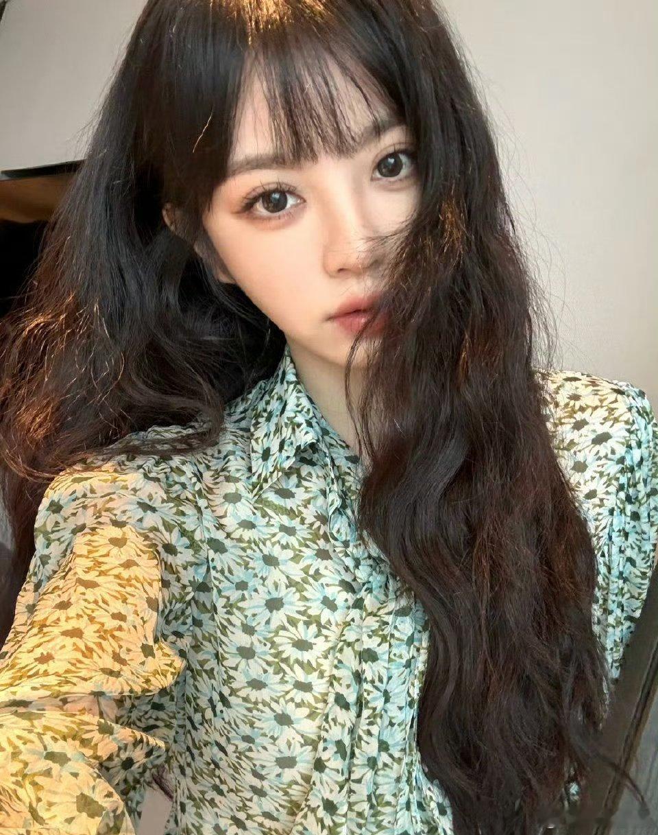 田曦薇[超话] 我了个大眼萌妹好甜啊，又学会了一种拍照姿势，我说小田也太会了田曦