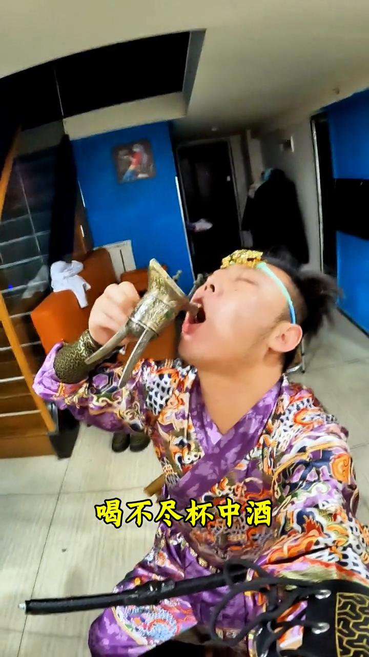 醉里挑灯看剑，梦回吹角连营。这把剑，这一腔热血，不知道交付给谁。一把剑是救不了百