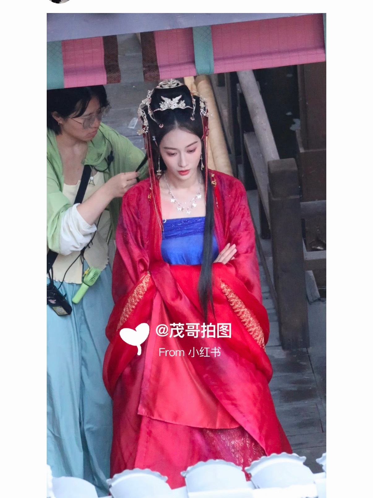 乐乐剧组你收手吧谁来解释一下婚服为啥长这样 ​​​