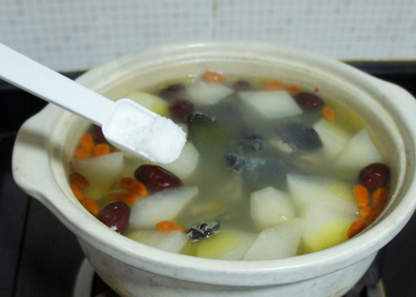 夜尿多到崩溃？老辈传的白萝卜红枣汤，睡前一碗，安稳睡整夜！
半夜被尿意憋醒两三次