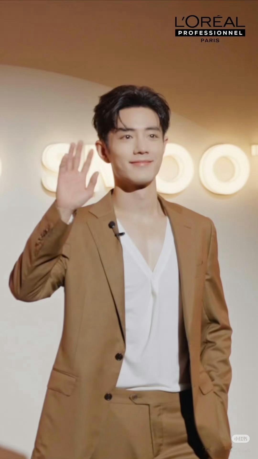 这衣服不会是自己缝起来的吧[笑cry]赵立坚发了肖战 ​​​