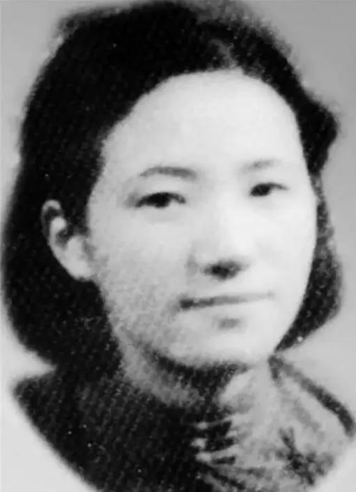 1934年，新婚第1天，作家苏青就撞见丈夫与表嫂在一起调情，她隐忍不发，接连生下