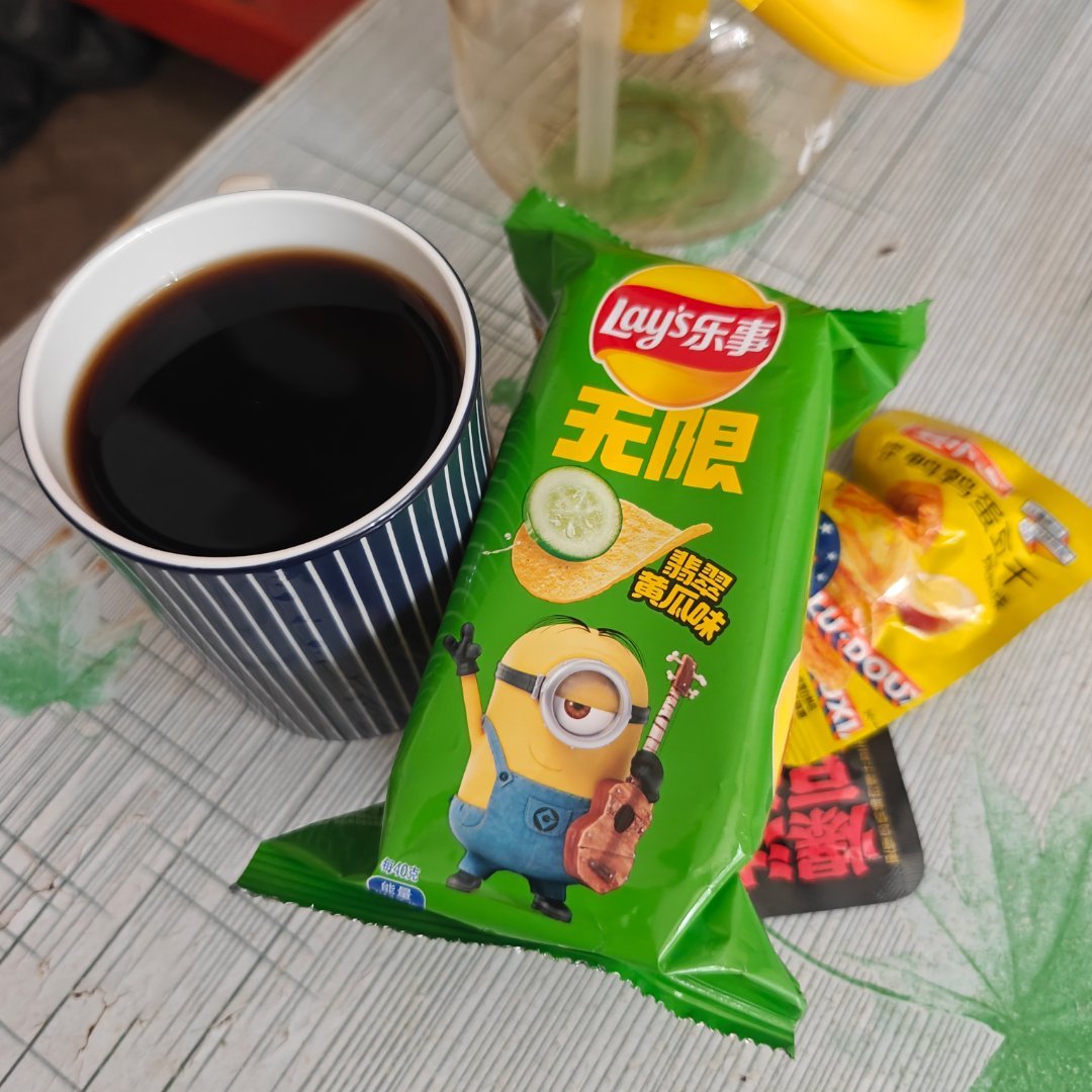 睡醒了就再也睡不着了起来了反正今天晚上休息饿了吃个小零食啥的再来杯冰美式 