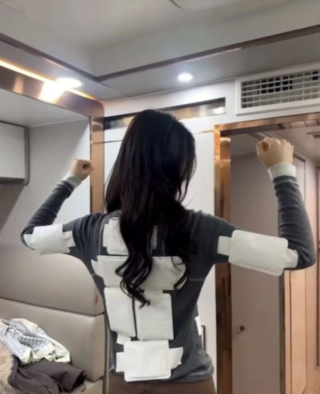 赵今麦背上贴满了暖宝宝 赵今麦的“暖宝宝战袍”火了！整齐排列的暖贴仿佛现代版护心