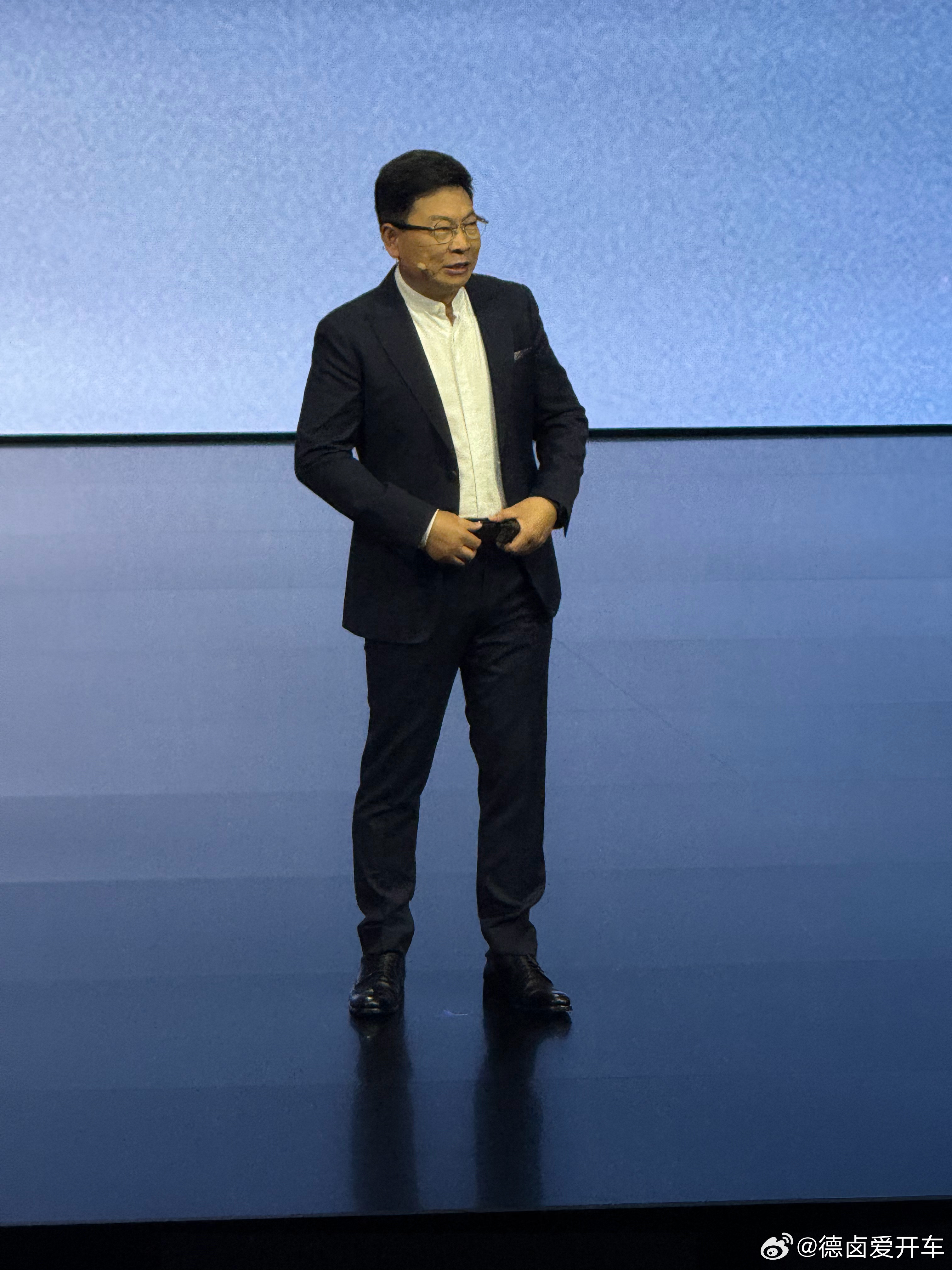 余总大步走上台，五界聚齐。鸿蒙智行累计交付 90 万台了，并且成交均价第一。新能