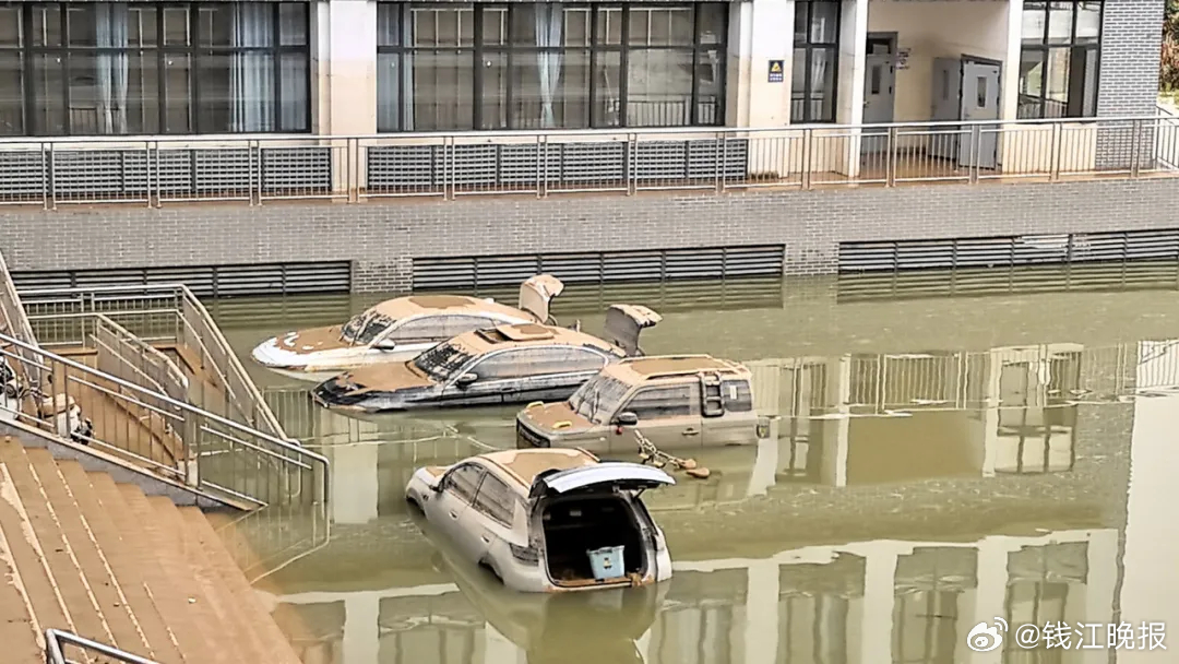 #广西洪水学生笔记划下558个平安勾 #【午夜大水灌进宿舍楼，广西大水一学生会主