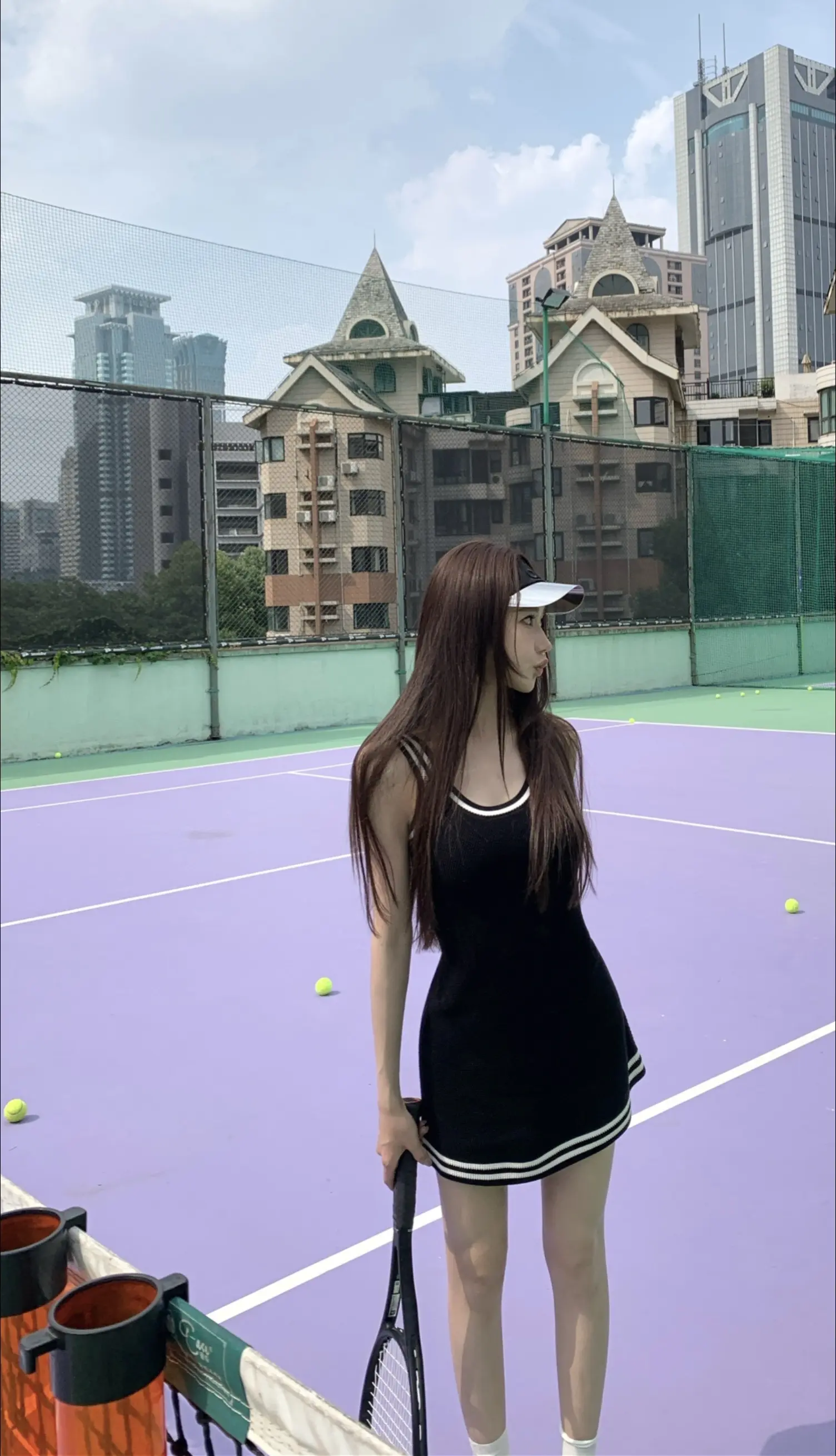 是每个女生都要尝试的风格～超喜欢的一条运动感小黑裙！
