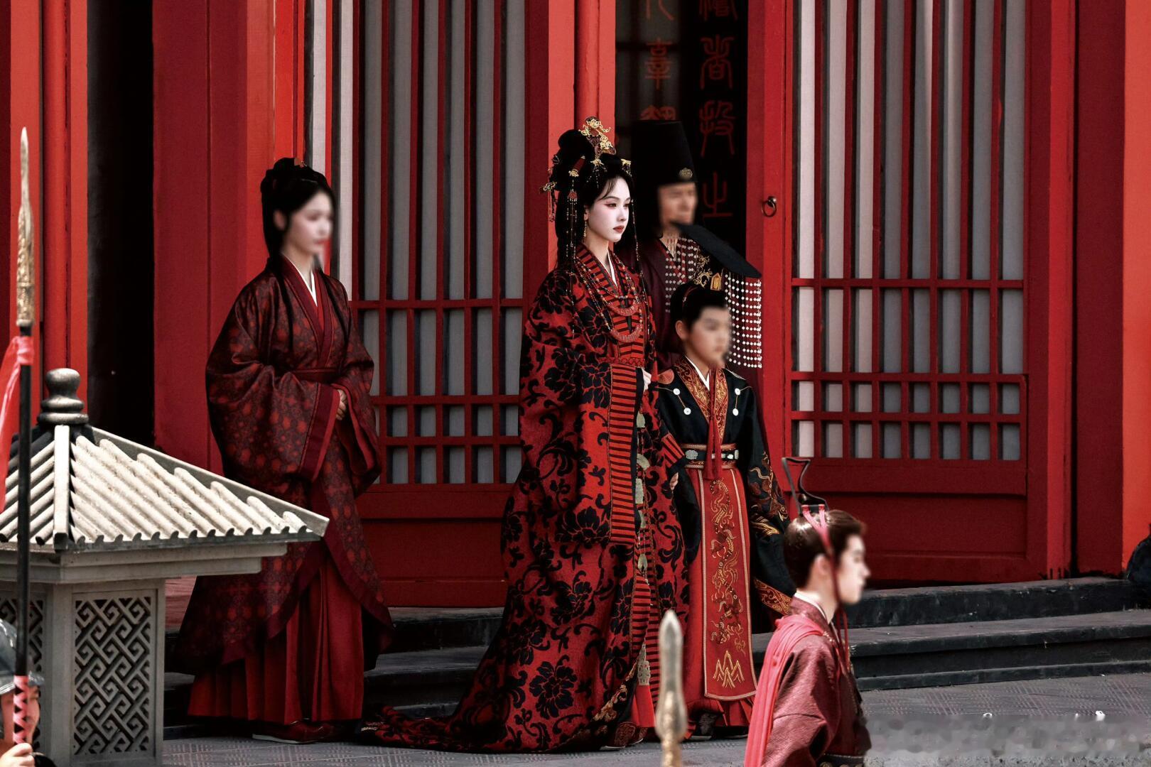 翘楚送棺名场面 终于看到一部不靠嘶吼演戏的女主了！陈都灵的微表情太绝了，那种隐忍