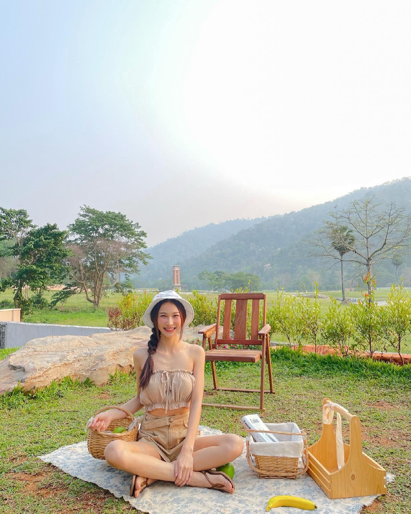 你可以不要给别的女生发信息吗？我只想你跟我玩