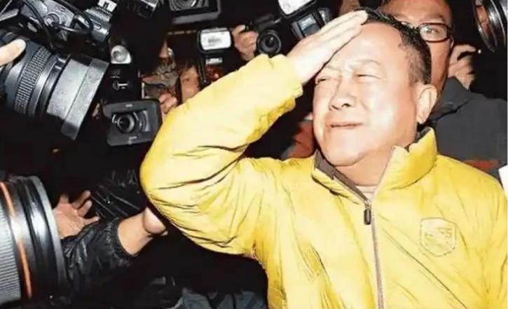 2001年，曾志伟刚从酒吧出来，就被几名壮汉狠揍了一顿。送医后，他被缝了29针，