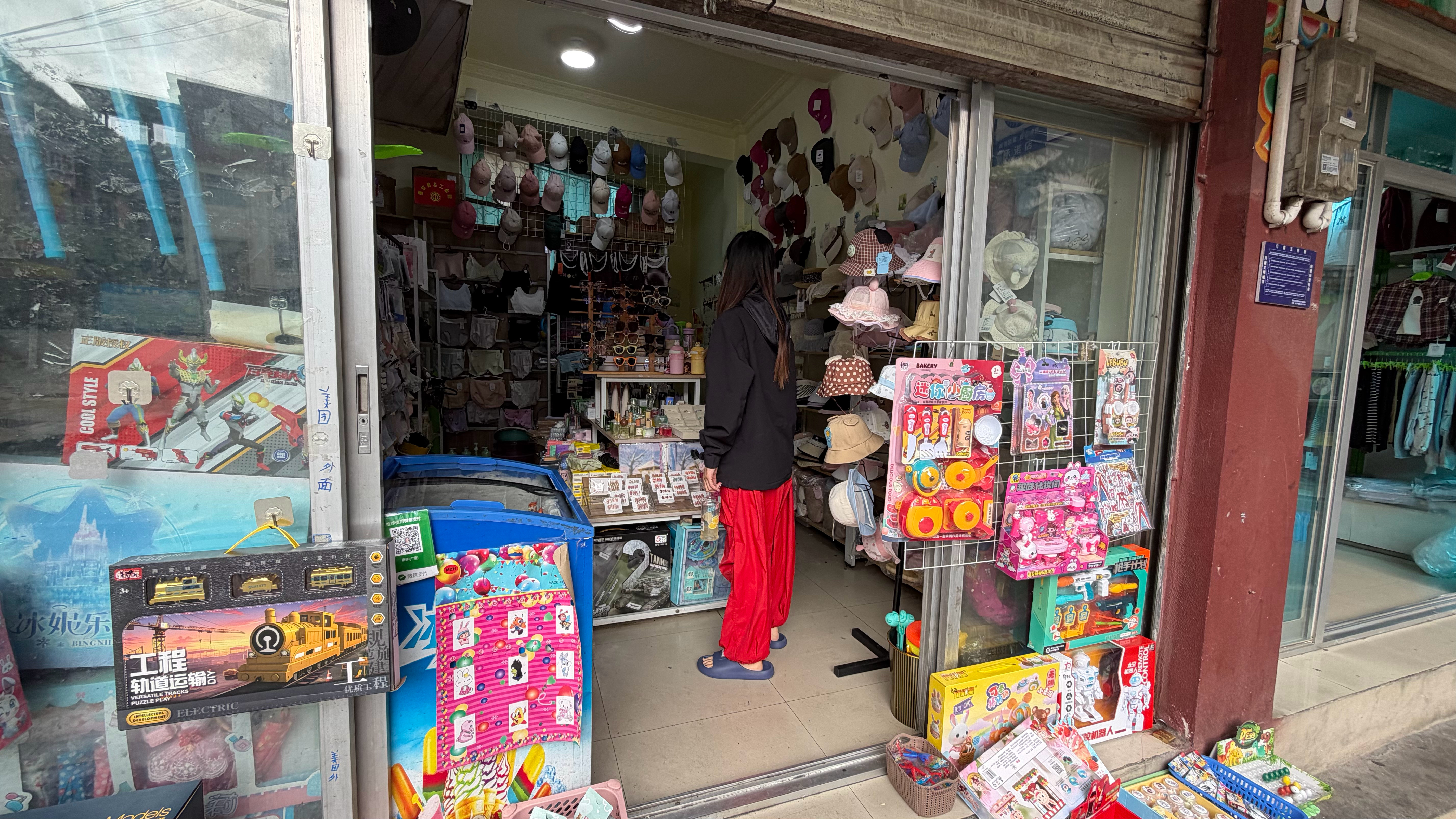 小李就像个没长大的孩子一看见这种路边的店，都要进去看看，买不买是另外一回事 迪庆