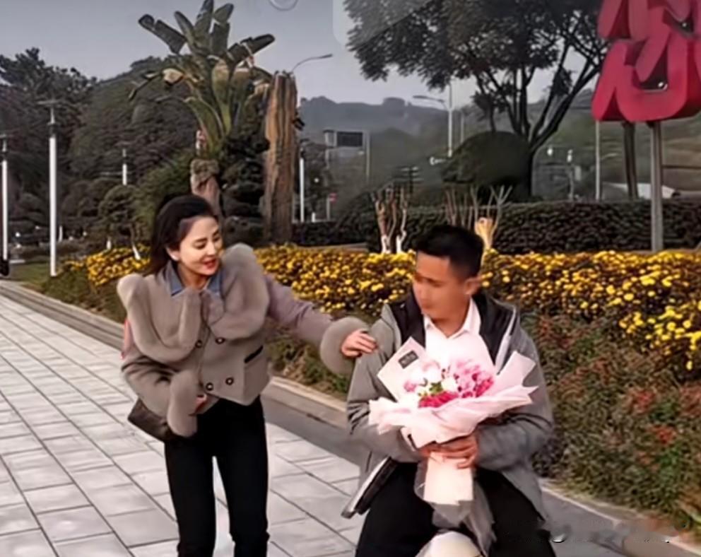 姑娘去公园相亲，刚碰面俩人居然同时指向对方，姑娘转头就想溜，结果小伙直接把花一扔