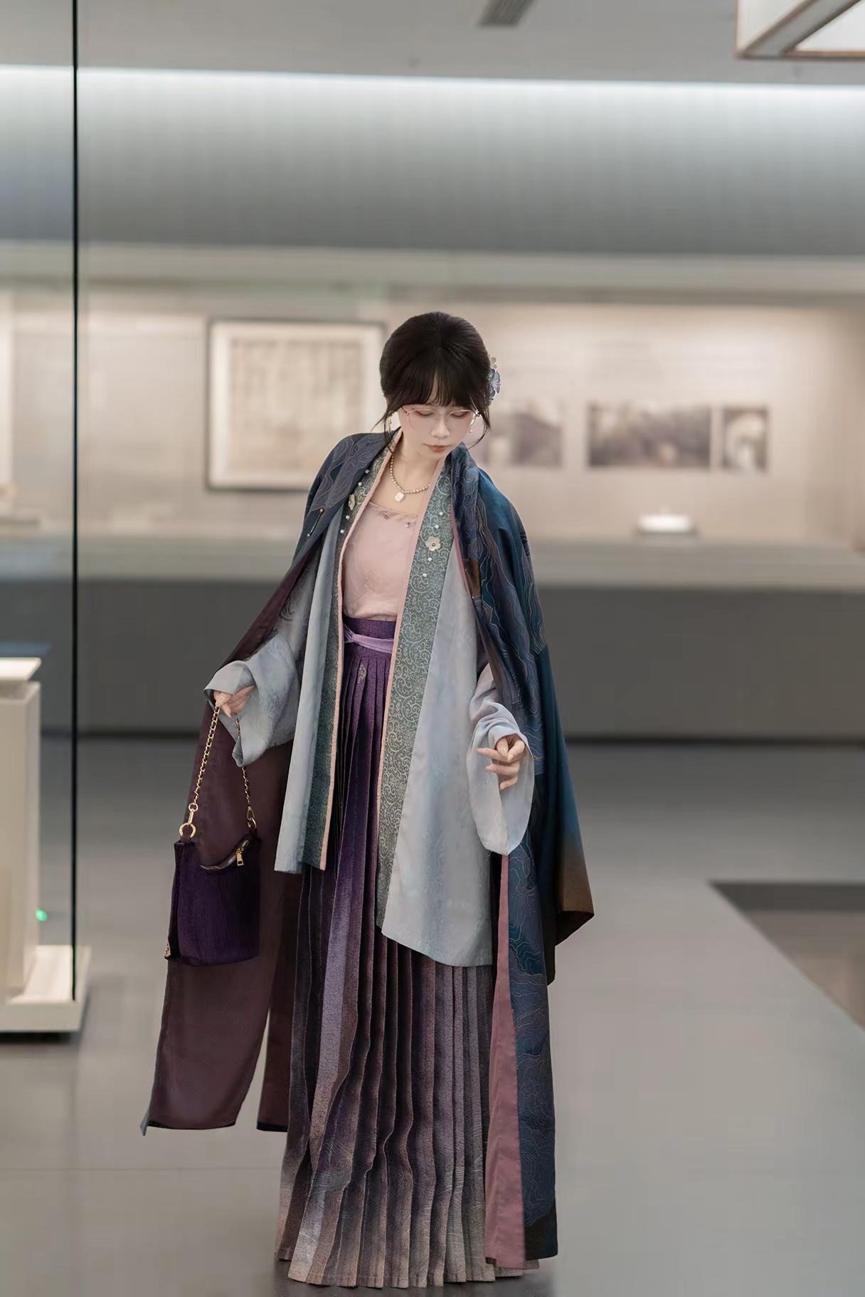 汉服看展｜来如风雨，去似微尘。宋制真是叠穿单穿都精彩啊啊啊，整体适合春秋厚度的一