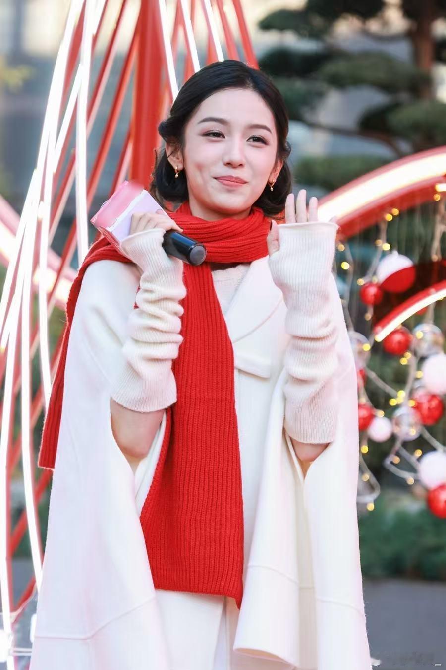 周也跳手势舞好甜看完周也的手势舞直接想学！动作简单又好记，甜美的氛围感太适合跨年