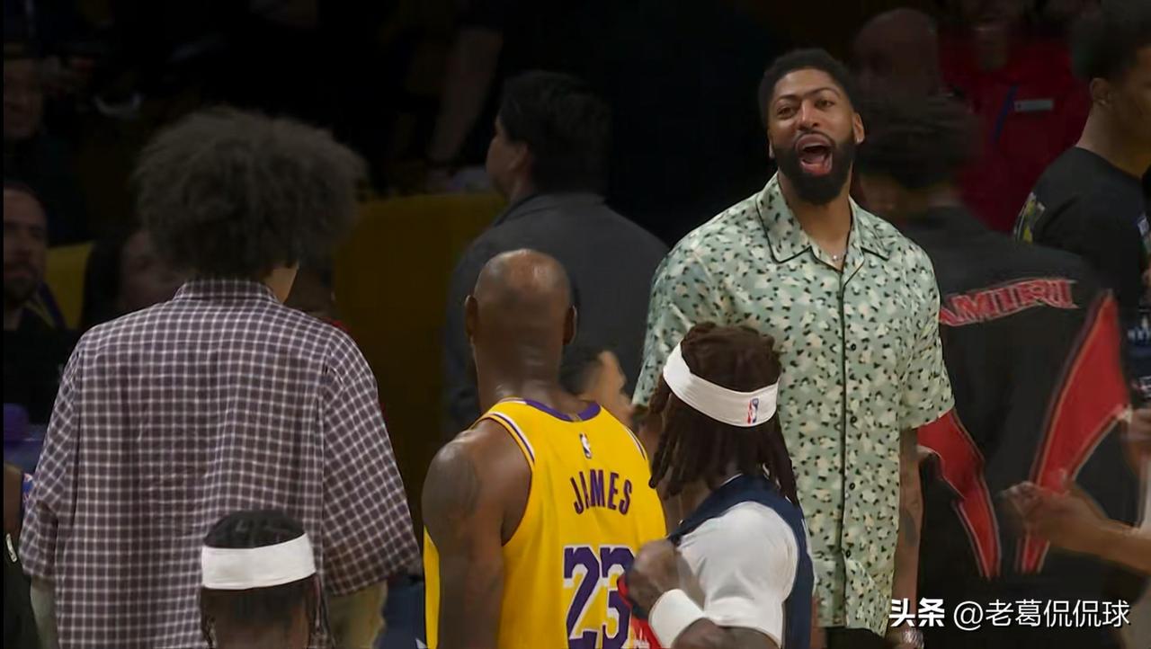 湖人巨星詹姆斯和浓眉竟然当众打情骂俏！在今天湖人主场迎战奇才的比赛中，当时双方的