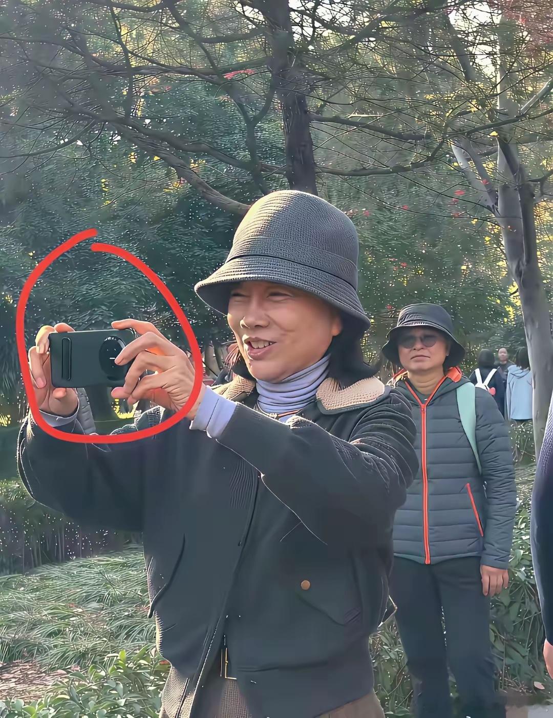 看不太清，董大姐用的是华为还是苹果