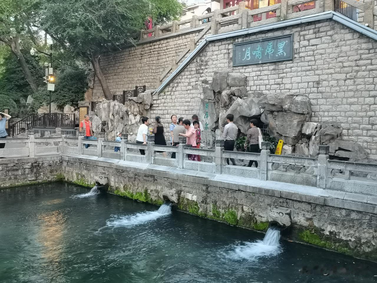 山东济南黑虎泉真是个宝藏地！5月26日，济南细雨绵绵，黑虎泉水位抬升，监测读数达