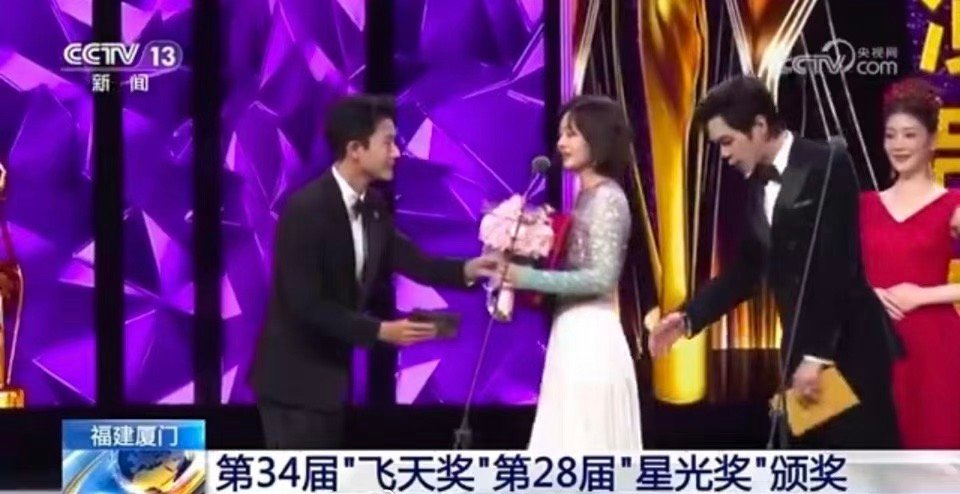 央视新闻频道报道了赵丽颖获飞天奖视后，内娱85花独一份，好有排面！ ​​​